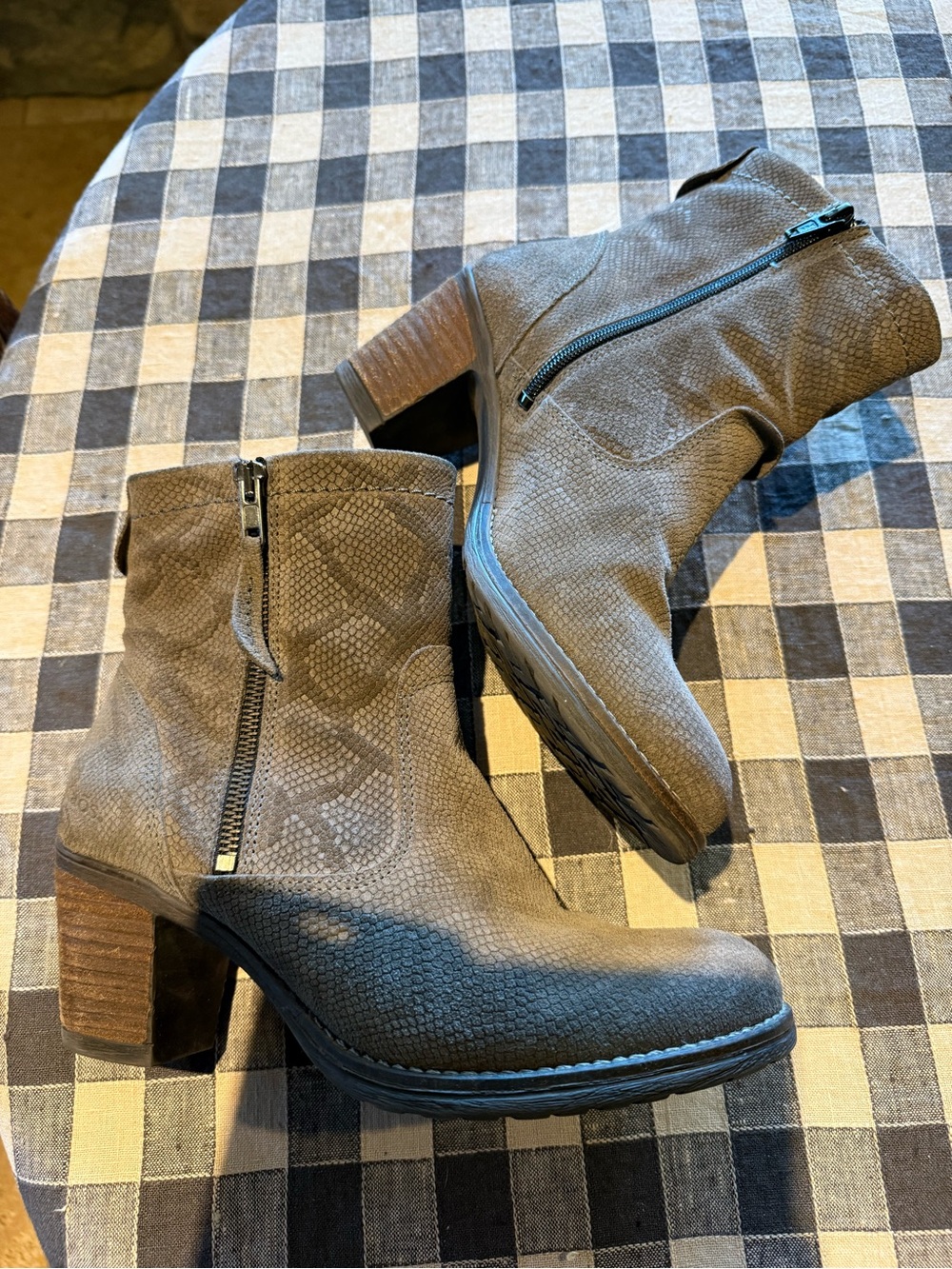 Taos  Standout  taupe embossed suede heeled ankle boots.size 7-7.5